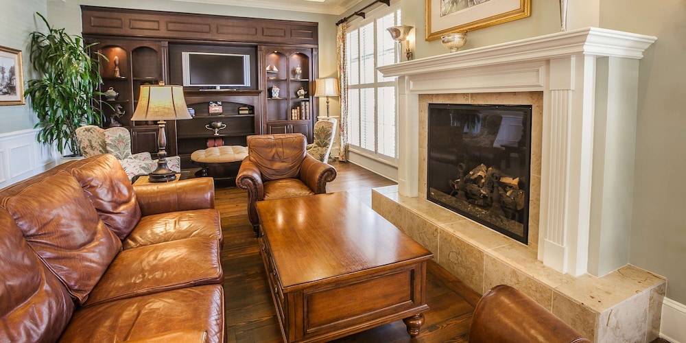 Hampton Inn and Suites Savannah Historic District - photo 10