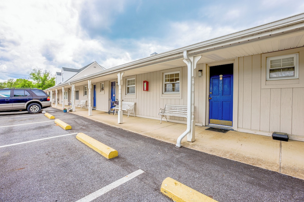 Relax Inn By OYO Natural Bridge I 81 - photo 30