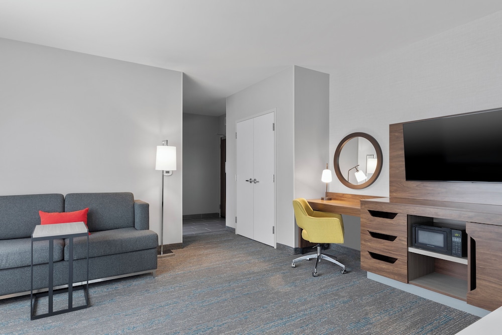 Hampton Inn Saline - photo 13