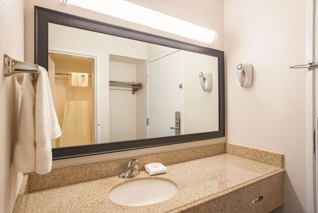 La Quinta Inn & Suites by Wyndham Baton Rouge Siegen Lane - photo 24