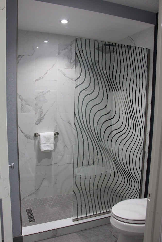 Douglas Inn And Suites - photo 15