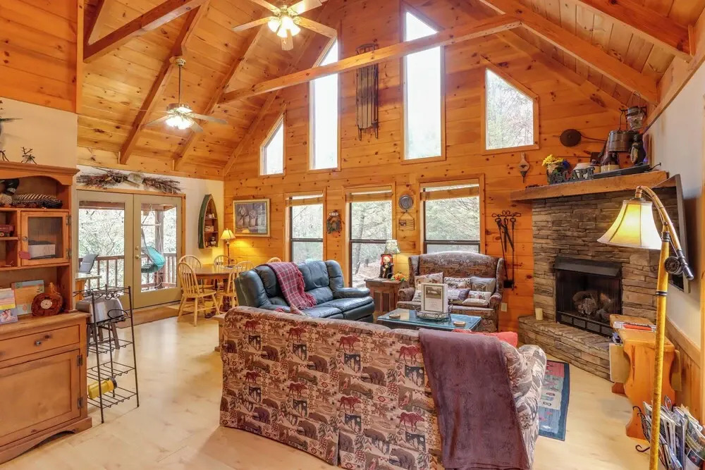 Creek Bend Escape with Hot Tub and River Views — hotel in Mccaysville