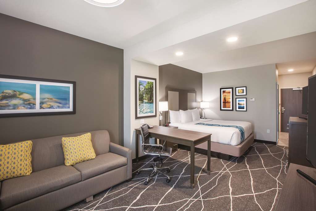 La Quinta Inn & Suites by Wyndham Tulsa Broken Arrow - photo 11
