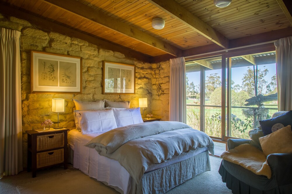 The Burrow at Wombat Bend — 4-Star Luxury Hotel in Melbourne, Australia