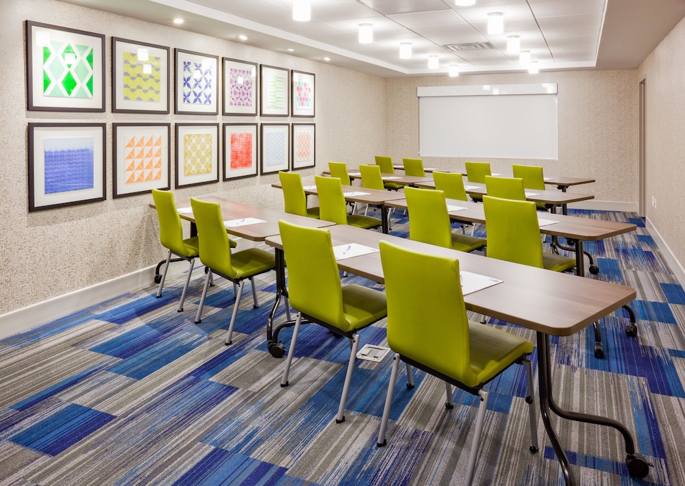 Holiday Inn Express & Suites Des Moines Downtown by IHG - photo 45