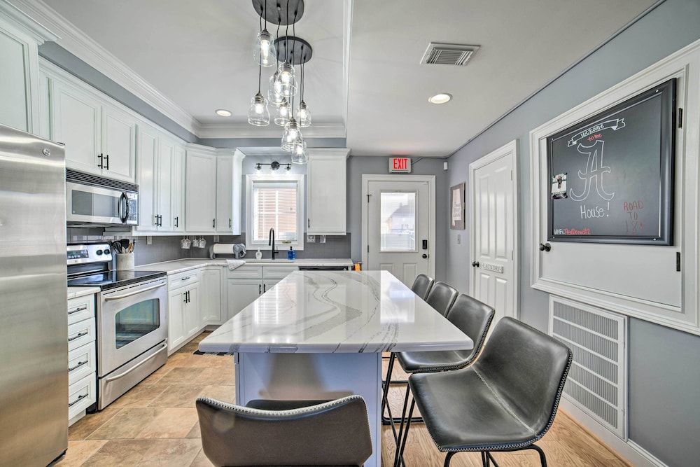 Modern Retreat about half Mi to Bryant Denny Stadium — 4-Star Luxury Hotel in Tuscaloosa, United States