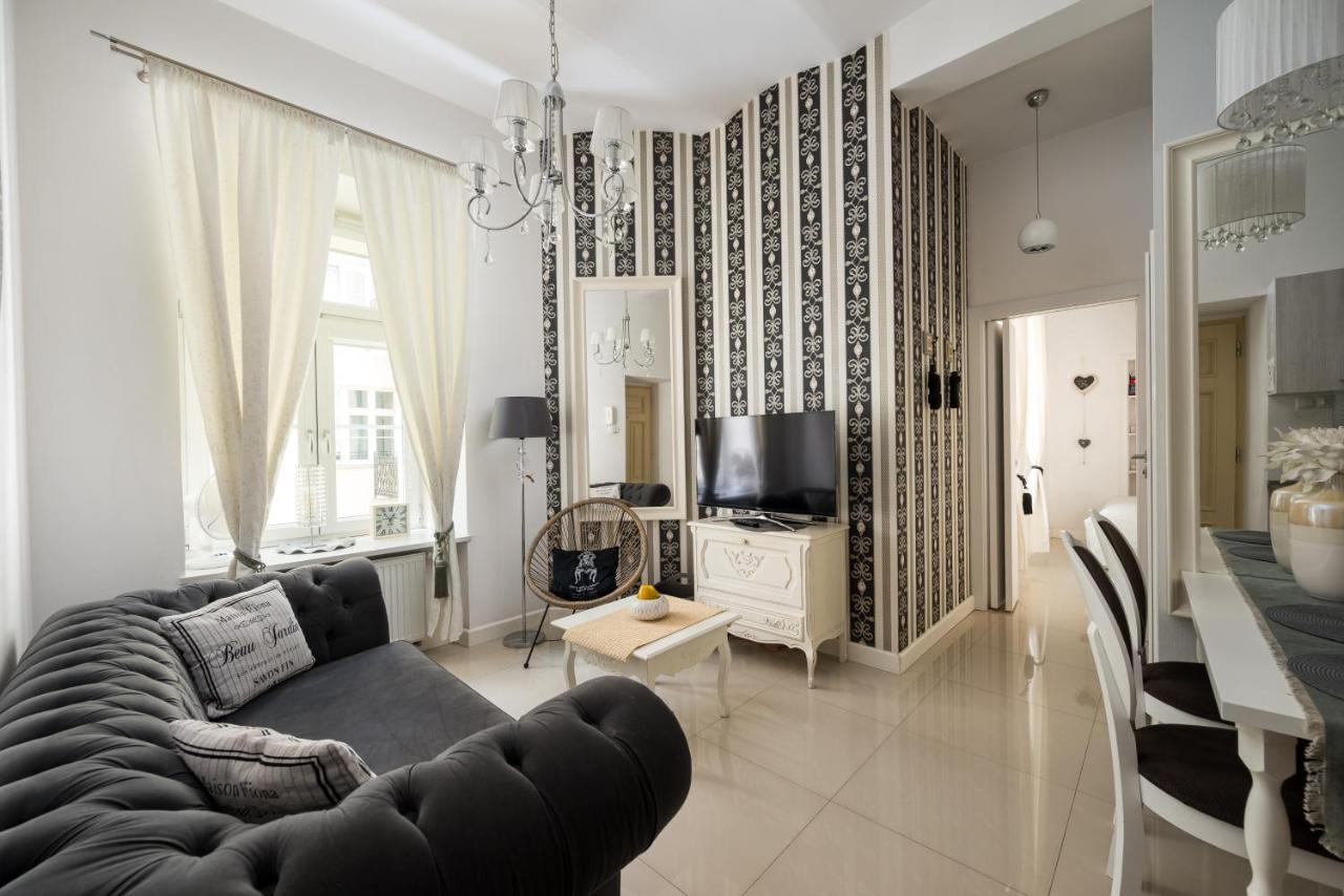 Wilcza City Centre Chic Apartment by BookingHost — 4-Star Luxury Hotel in Warsaw, Poland