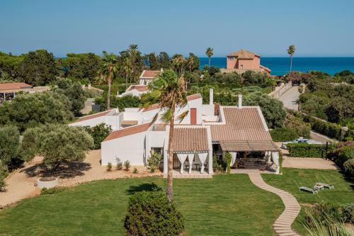 Villa Angelica with private access to beach — 4-Star Luxury Hotel in Pula, Italy