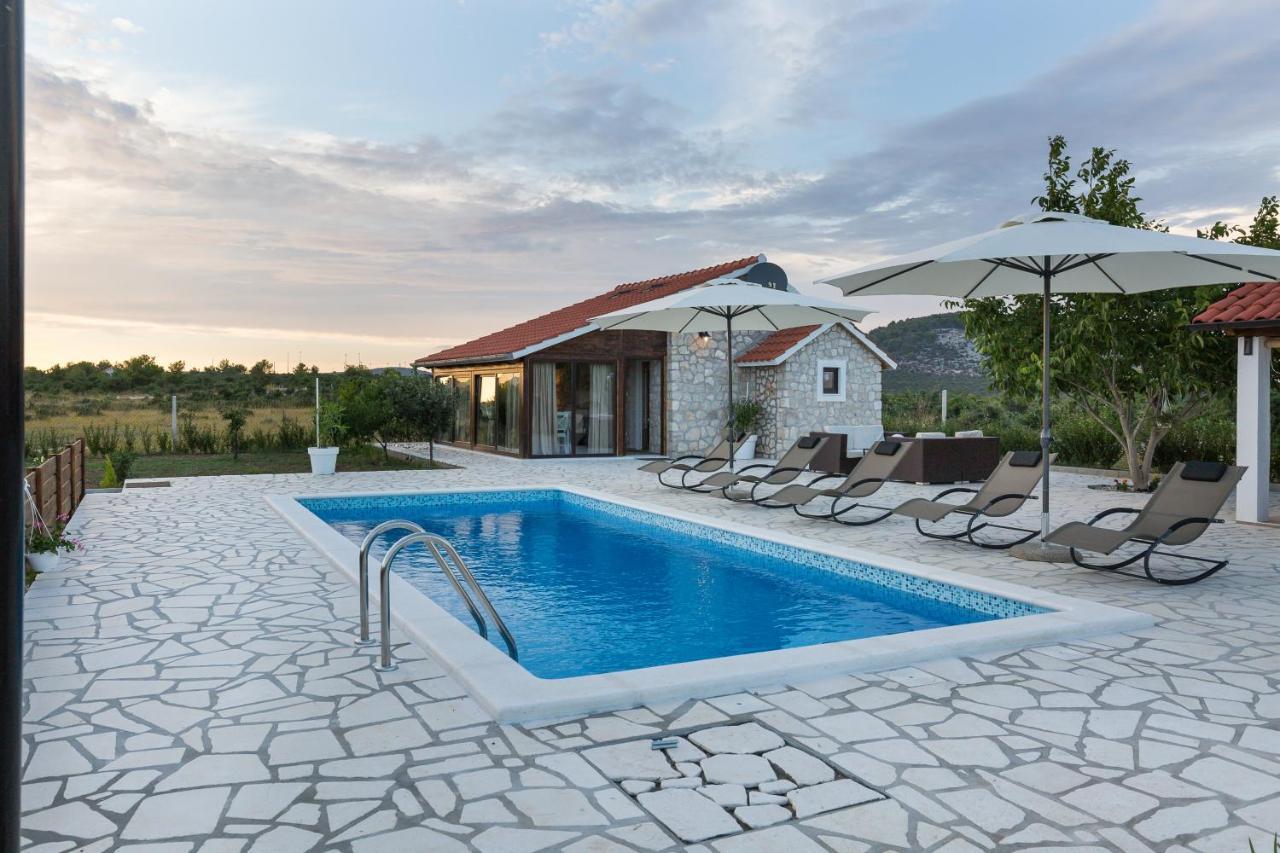 Mali Raj — hotel in Sveti Filip I Jakov