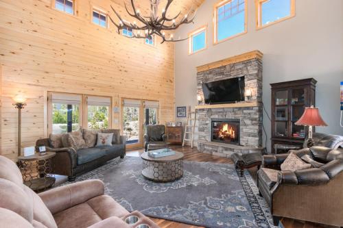 Incredible Views Hiking from the Property 4 Ensuite Baths Luxury Home — 4-Star Luxury Hotel in Alliance, United States