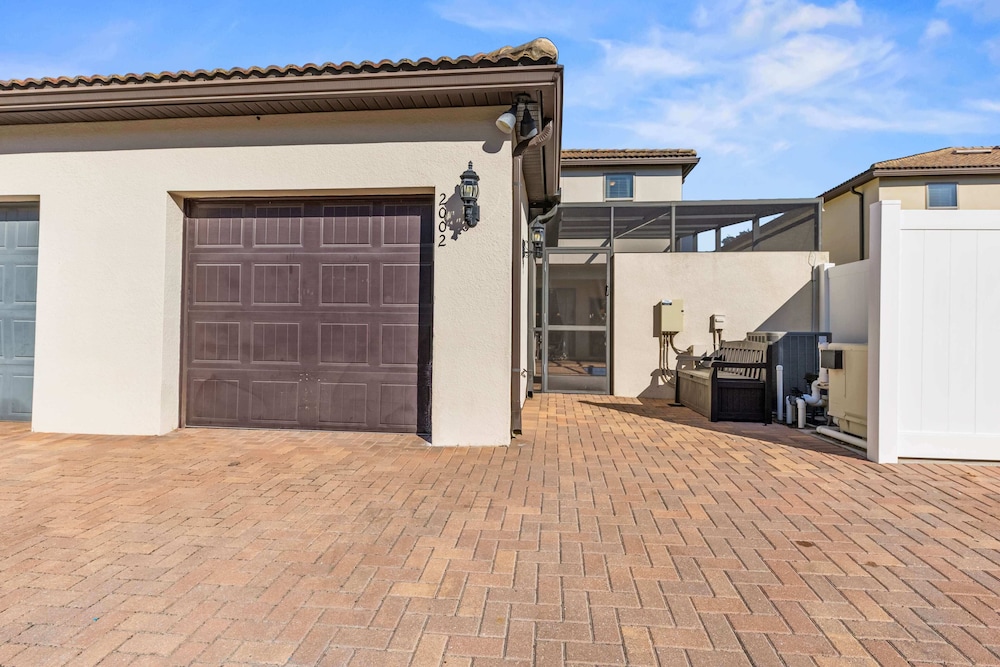 Beautiful Townhome With Splash Pool and Game Room - photo 39