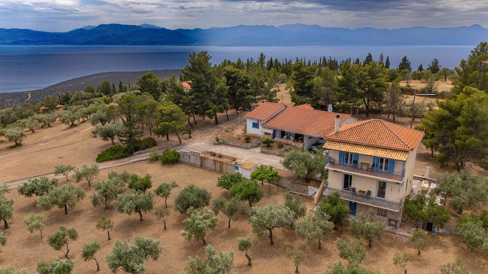 Maistros Studios — 4-Star Luxury Hotel in Galaxidhion, Greece