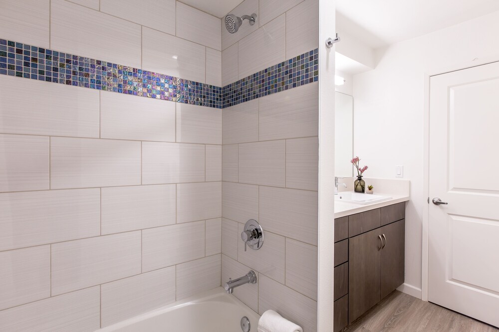 Superior Point Loma Suites by Sonder - photo 15