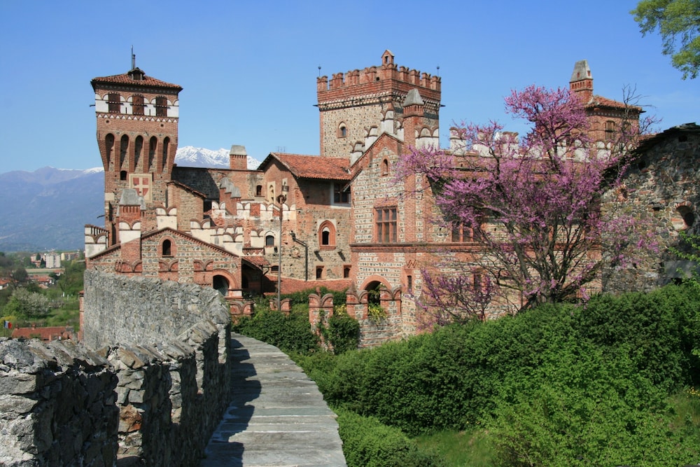 Castello Di Pavone — 4-Star Luxury Hotel in Pavone Canavese, Italy