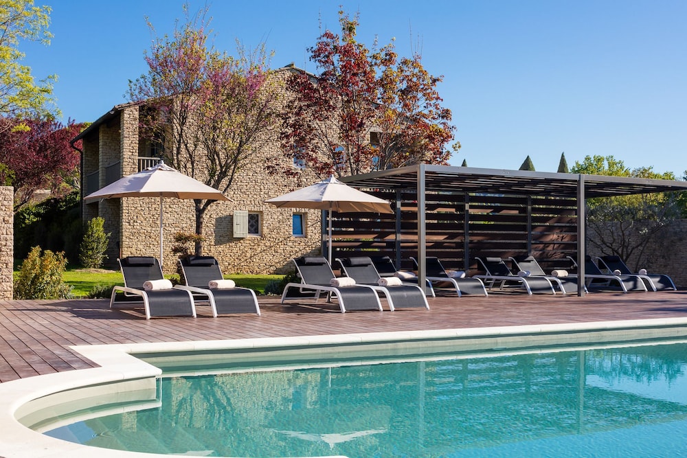 Hotel Carcarille Restaurant Le C — Gordes
