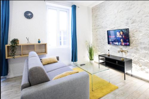 2 Pieces Centre Ville Tout Equipe in Nimes, France