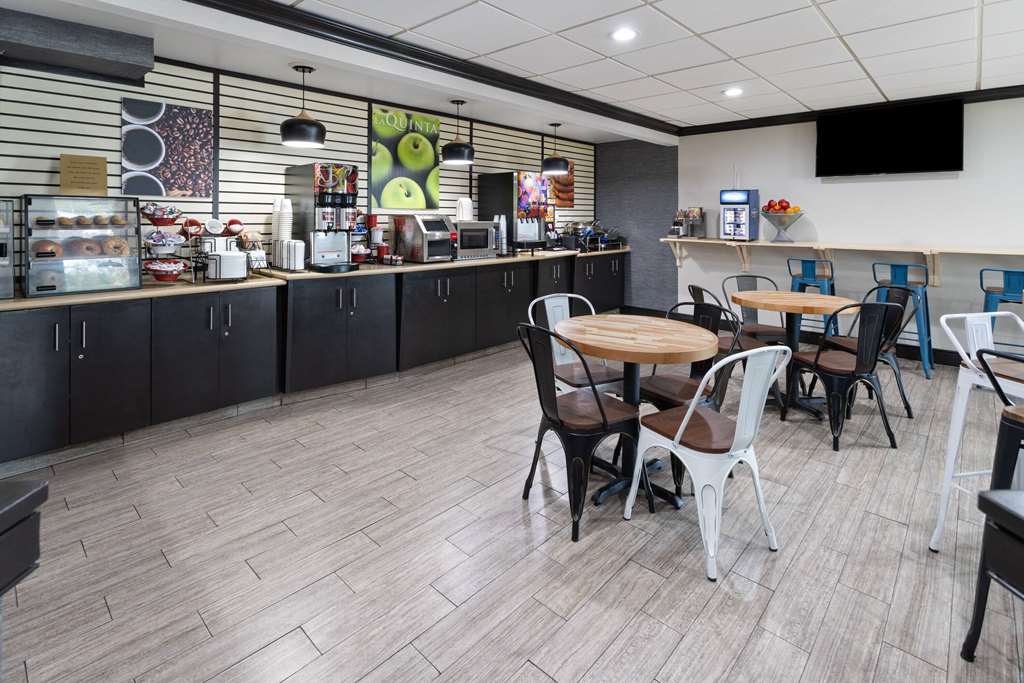 La Quinta Inn by Wyndham Buffalo Airport - photo 35