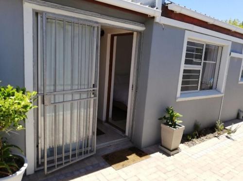 Bachelor cottage STRICTLY HALAAL Garlandale Rondebosch East