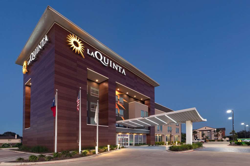 La Quinta Inn & Suites by Wyndham Texas City I 45 - photo 3