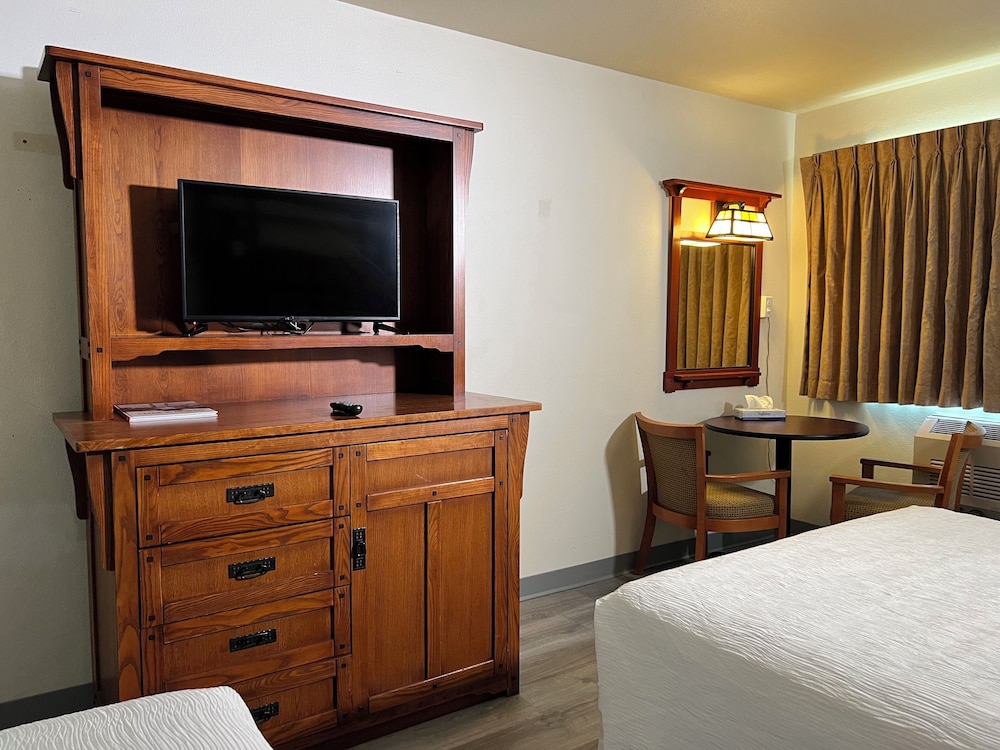 The Junction Hotel and Hostel - photo 17