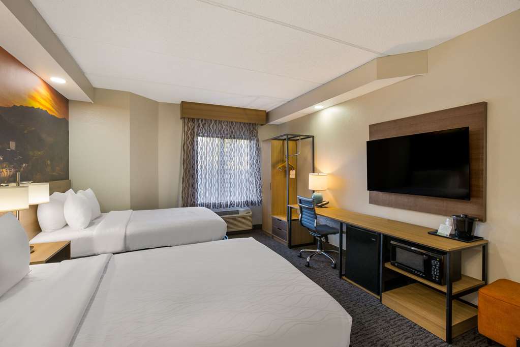 Clarion Pointe Sevierville Pigeon Forge - photo 16
