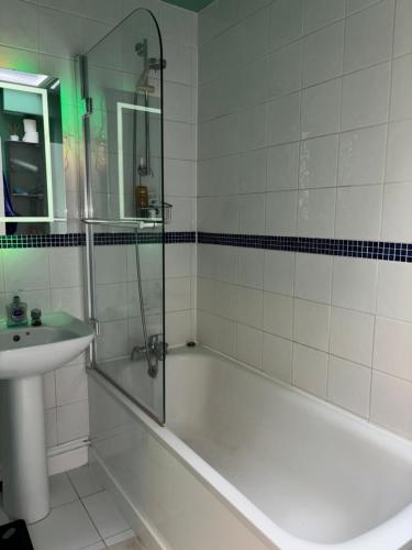Quaint & Cosy 1 Bedroom Flat Kensington Olympia — 4-Star Luxury Hotel in London, United Kingdom