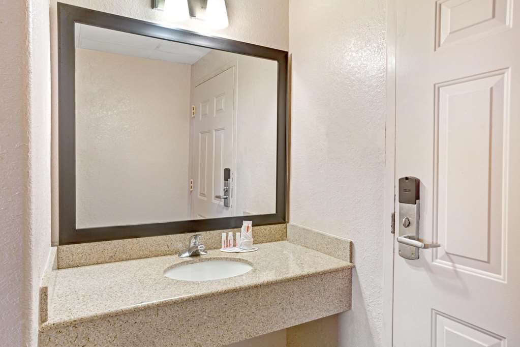 Howard Johnson by Wyndham Galveston - photo 8