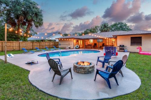 Heated Pool Game Room & 4Bdrm Bay Bungalow — 4-Star Luxury Hotel in Palm Bay, United States