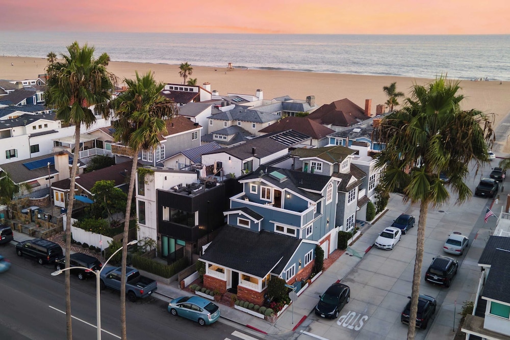 Twin Dolphins by Avantstay Steps to Beach Deck in Newport Beach, United States