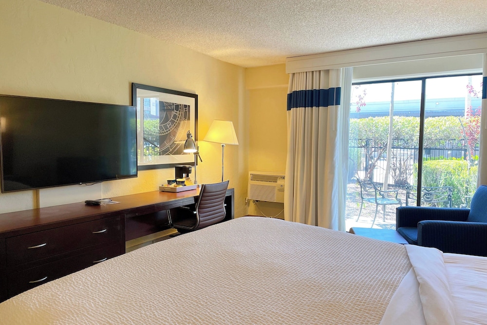 Marin Hilltop Hotel - photo 18