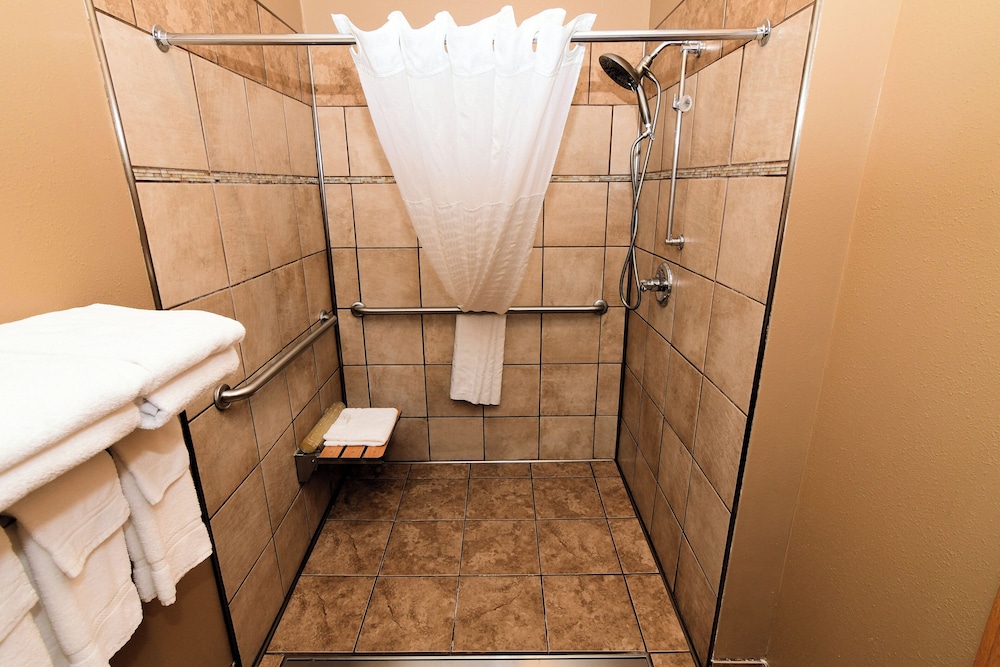 Cobblestone Inn & Suites Denison Majestic Hills - photo 42
