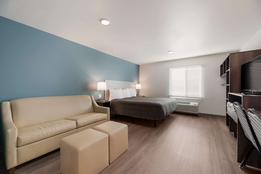 WoodSpring Suites Phoenix Deer Valley - photo 8
