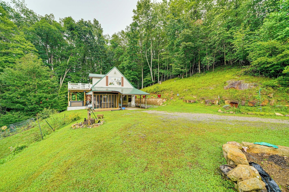 Hot Tub Pet Friendly: Quiet French Creek Getaway in Avon, United States