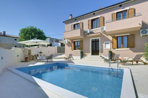 Top Villa Mit Privatem Pool Nur 1 Km Bis Zum Strand Mit Klima Wlan Sonnenliegen Grill — 4-Star Luxury Hotel in Liznjan, Croatia