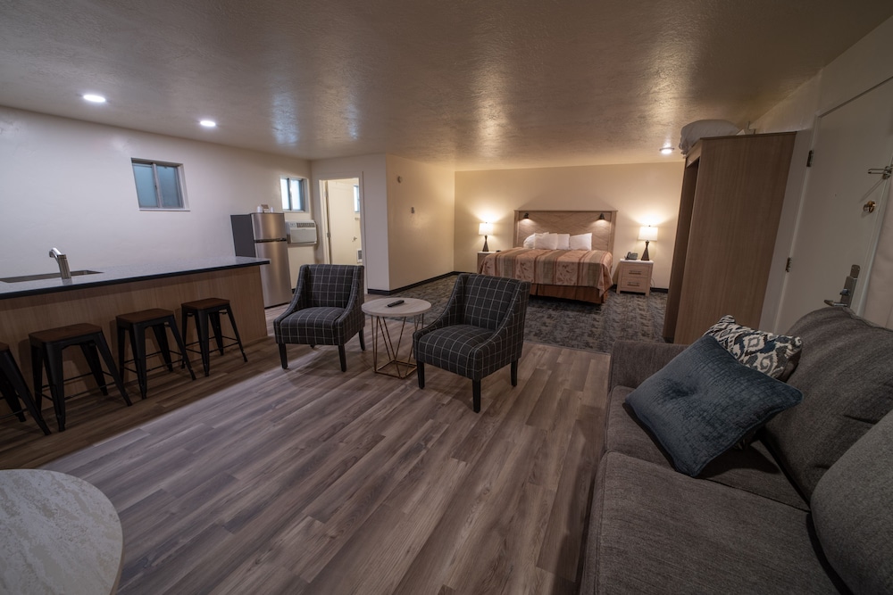 Clover Creek Inn - photo 12