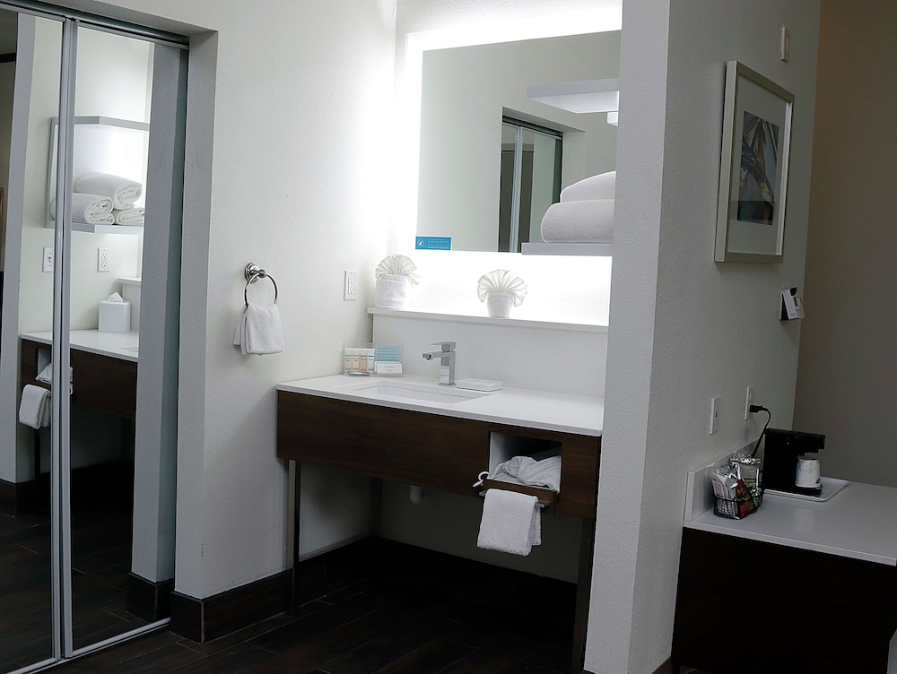 Hampton Inn & Suites Stephenville - photo 18
