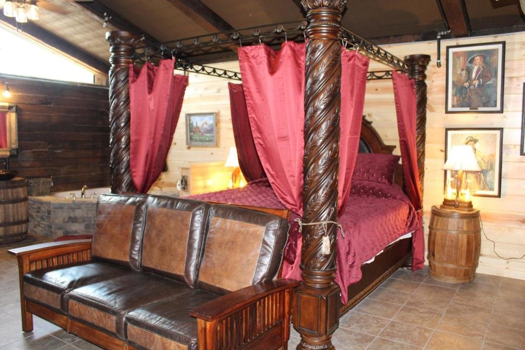 Samantha's Timber Inn - photo 2