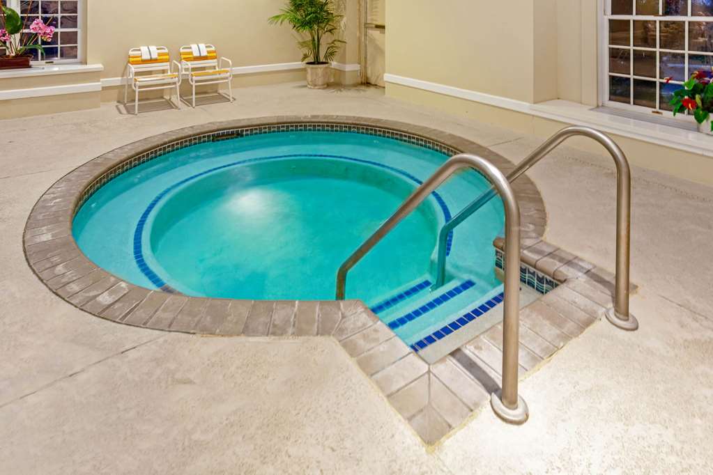 La Quinta Inn & Suites by Wyndham Milwaukee Delafield - photo 6