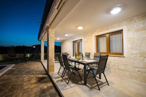 Villa Cicibella with heated pool 150 meters from the beach by TA Leut Agency — 4-Star Luxury Hotel in Privlaka, Croatia
