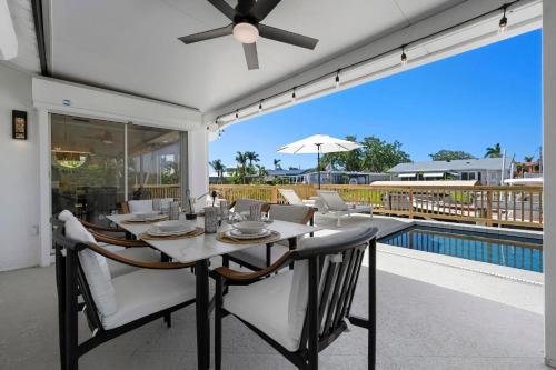 Bayside Hideaway Private pool with water view and canal side dock Available for Summer in Bradenton, United States