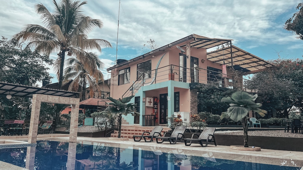 New Western - carbon neutral hotel in Acacias
