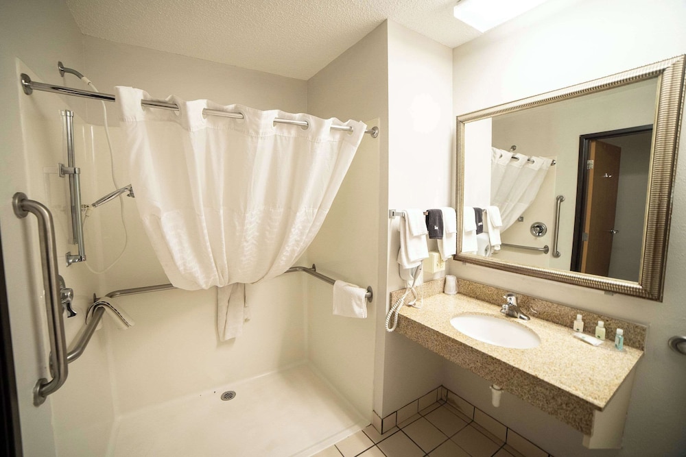 Quality Inn & Suites Watertown near Prairie Lakes Ice Arena - photo 11