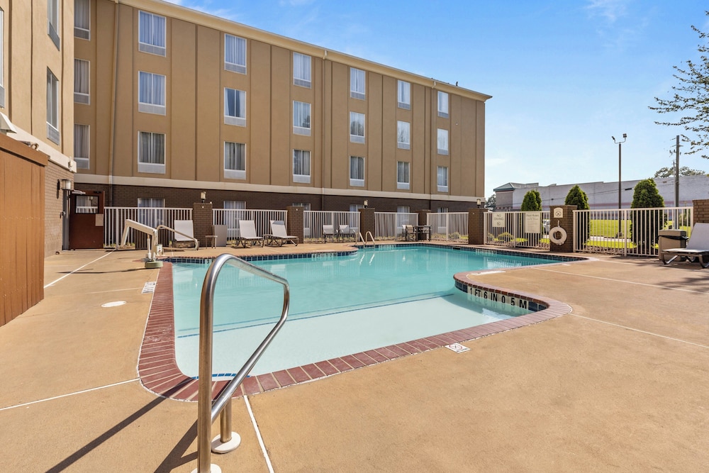 Holiday Inn Express & Suites Starkville by IHG - photo 29