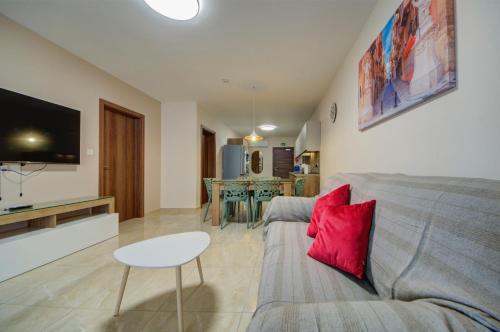 Cosy 3BR home with Private Terrace in Sliema by 360 Estates — 4-Star Luxury Hotel in Sliema, Malta