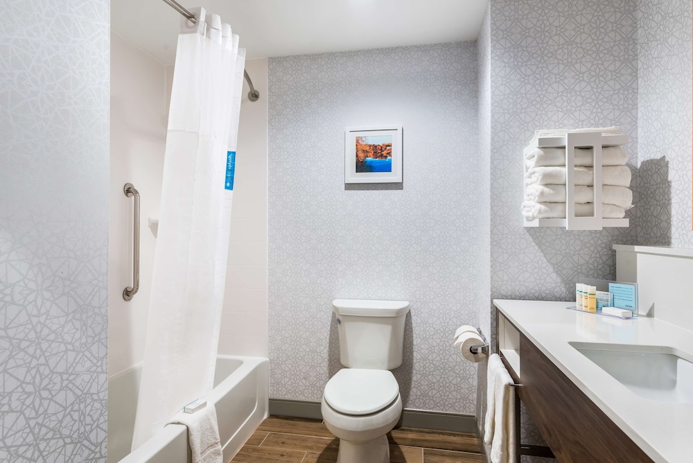 Hampton Inn Batesville - photo 15