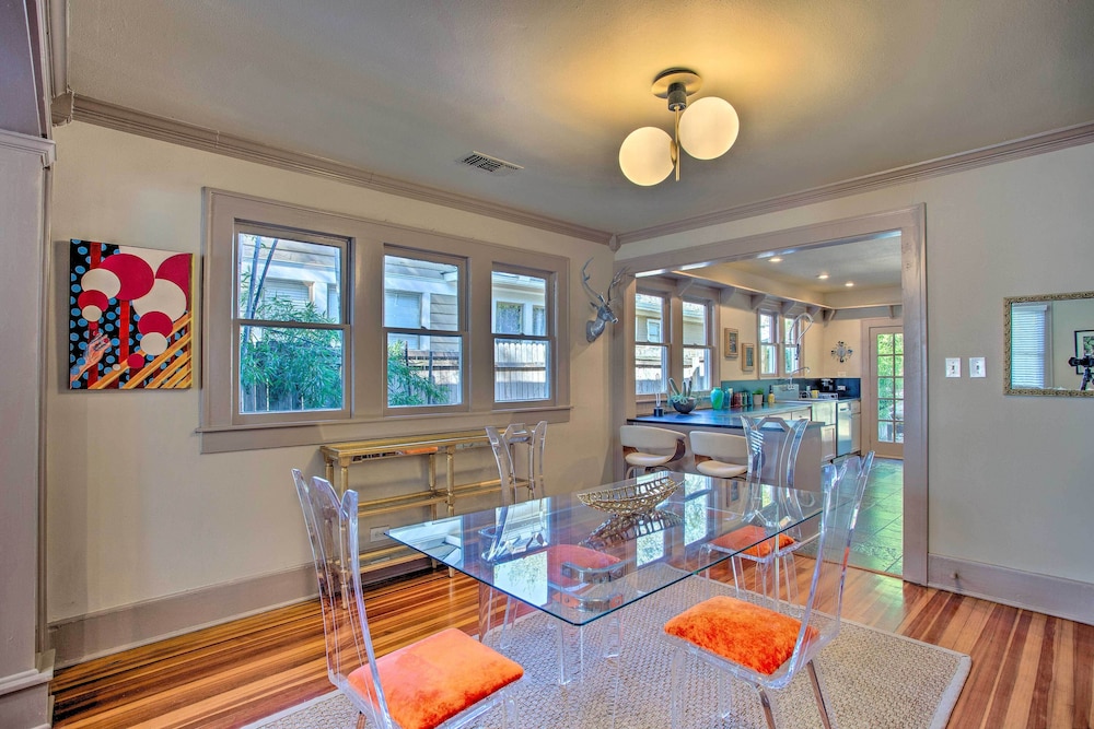 Dallas Couples Retreat Walk to Lower Greenville in Dallas, United States