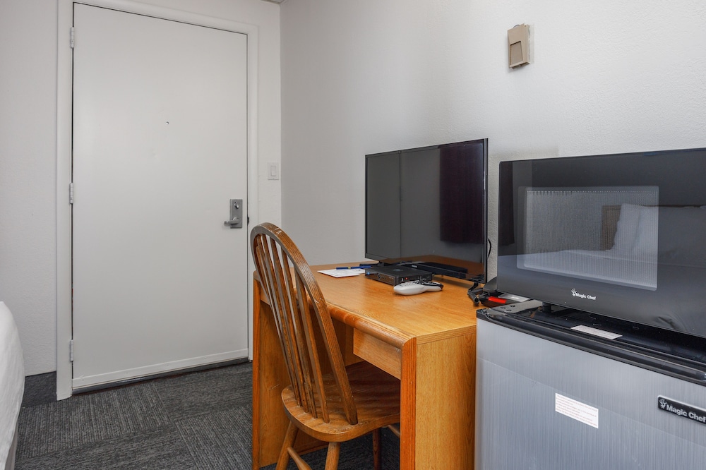 Golden North Inn - photo 17