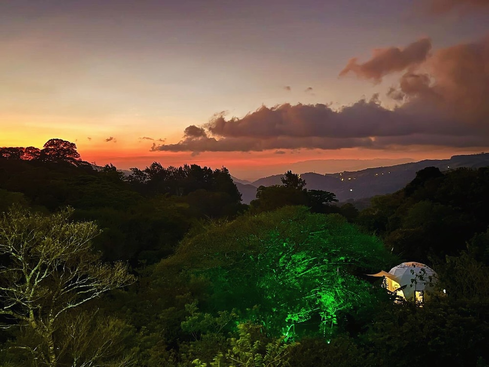 Macas Moon Glamping - carbon neutral hotel in Unknown City