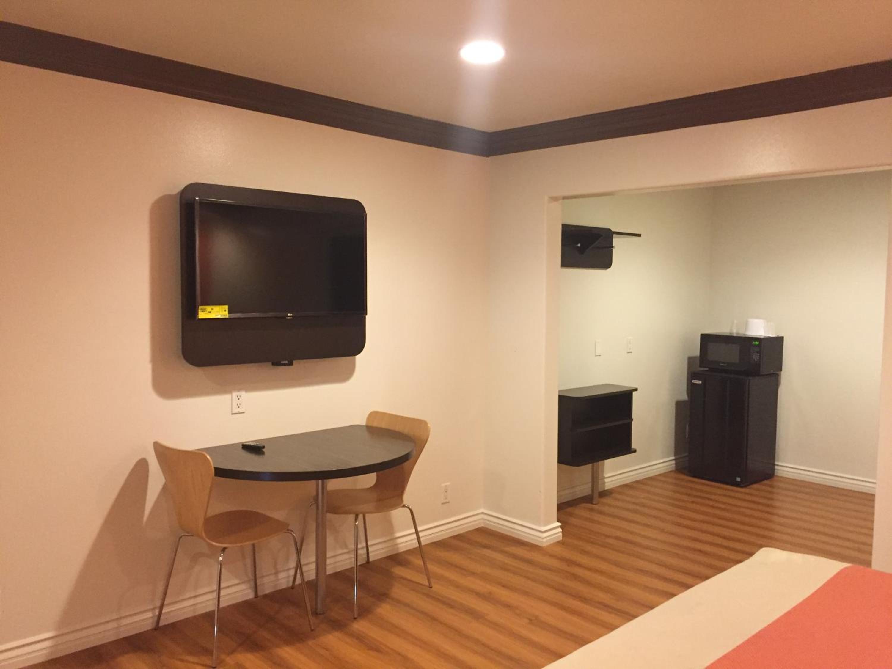Motel 6 Gardena - photo 17