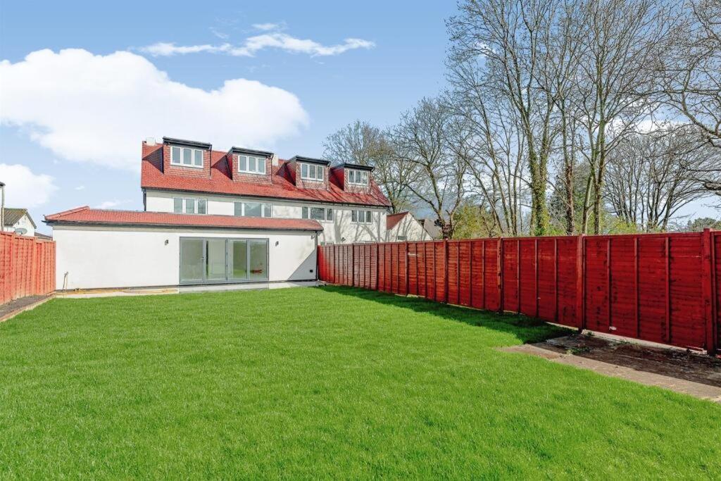 1 Orchard Farm Cottages Sleeps 10 Open plan Kitchen & Large Garden — hotel in East Grinstead